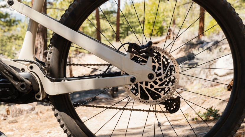ari wire peak 2.0 comp - massive seat-stays drop to the 4-bar linkage, and relatively short...