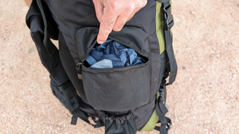 teton sports 55l scout - the scout has zippered pockets above the water bottle pockets on...