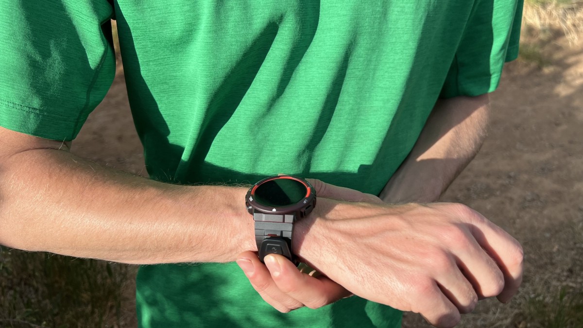 Amazfit Active Edge Review (The Active Edge is comfortable but the straps do feel a bit less premium than the competition, this wasn't a huge...)