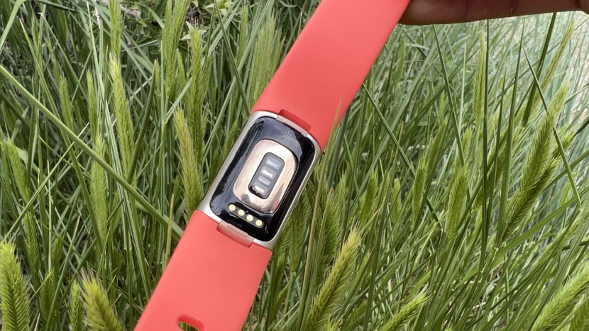 fitbit charge 6 - there aren&#039;t a ton of extra features packed into the slim design...