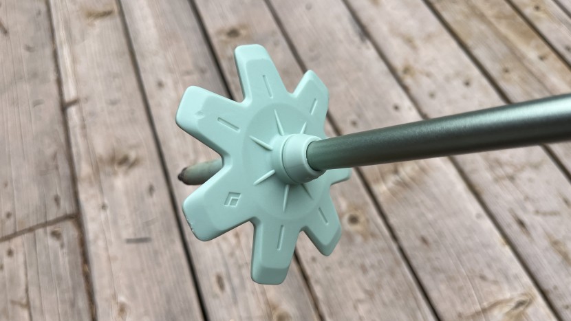 the bd pursuit comes with powder baskets for snowy trail conditions.