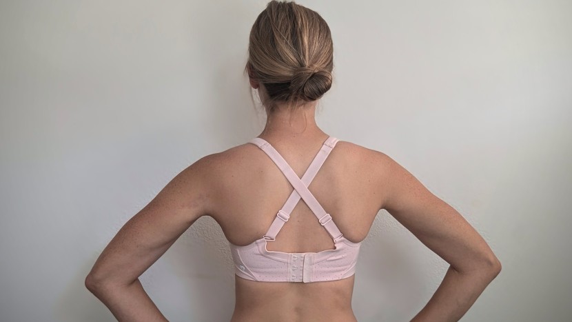 the crossed straps add security for jazzercise or bouncy runs.