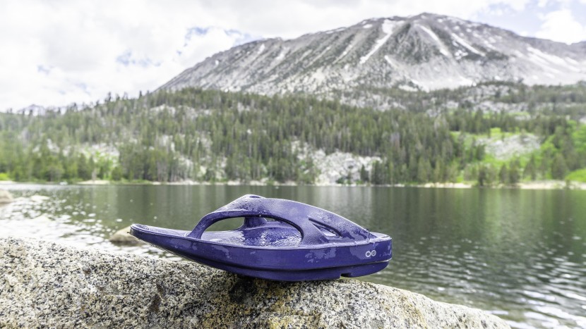 flip flops men - whether wet or dry, the rockered and cushioned sole of the oofos...