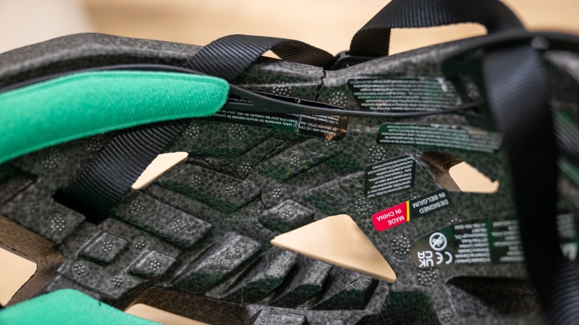 aprÃ©s impact test, we can see cracks that have formed in the eps...