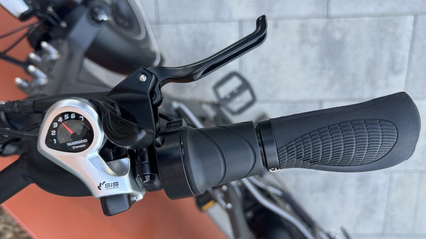 the right side of the handlebar has the throttle, rear brake, and...