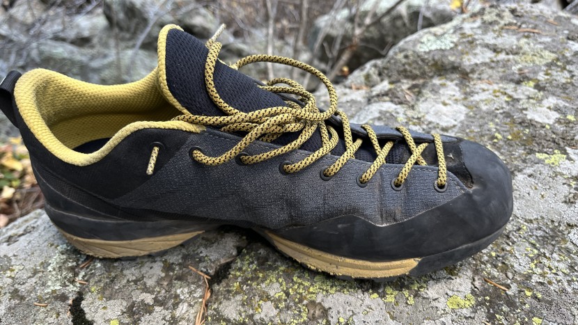 scarpa mescalito planet - equipped with metal eyelets and rubber throughout the toe box, the...