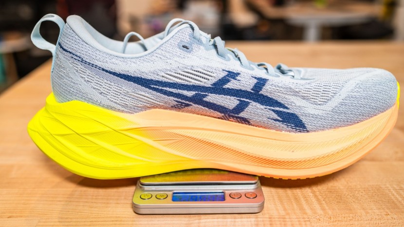 running shoes men - though thickly cushioned, the superblast doesn't weigh as much as...