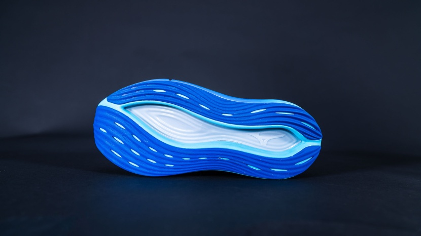 mizuno neo vista - the large gap in the middle of the outsole likes to pick up rocks...