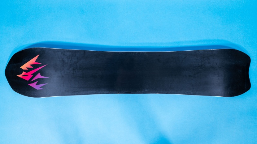 snowboard womens - the shape of the stratos is perfect for laying trenches.