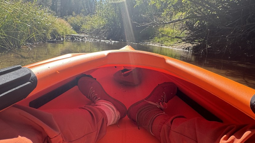 sun dolphin aruba 10 - the foot peg bracing system adjusts so that you can alter it to suit...