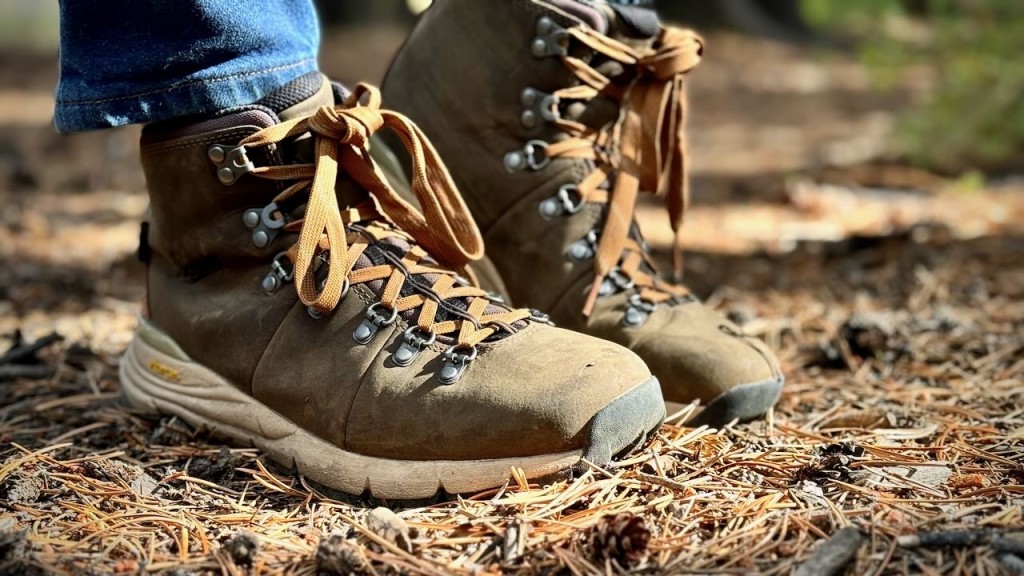 hiking boots womens - the danner mtn 600 leaf is a full grain leather design that's...