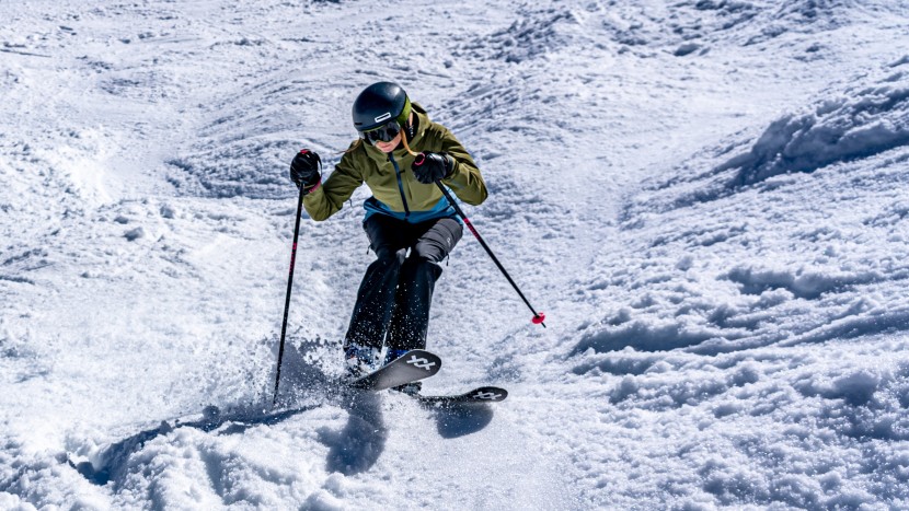 volkl secret 96 - one of our testers doing her best to flat-pivot the secret 96...