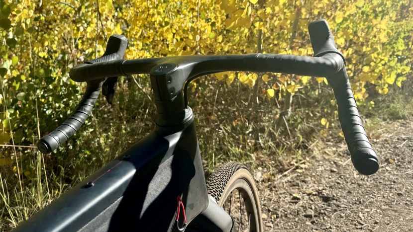 canyon grail cf sl 7 axs - the one-piece carbon bar/stem combo has a gentle down slope and...