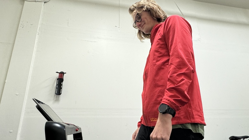 urevo strol 1 pro foldable treadmill - at 6&#039; 2&#039;, looking down at the device shelf feels like a strain.