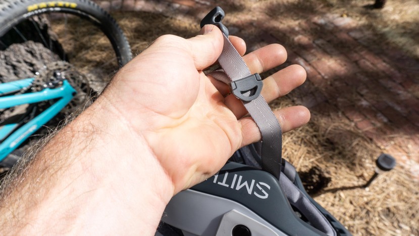 smith engage mips - the ear opening is easily adjusted with a well-designed buckle.