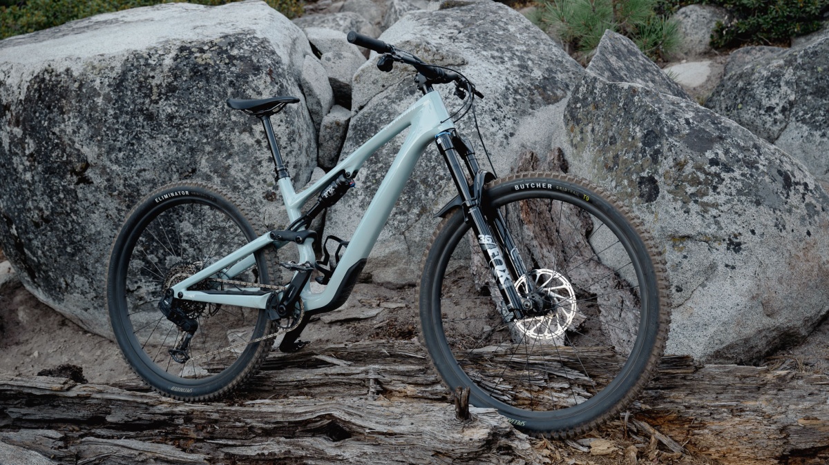 Specialized Stumpjumper 15 Comp Review (That trail bike silohuette loses the asymetrical shock mount but loses nothing in the performance department.)