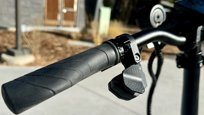 blix vika x - the electric shifter also houses the bike&#039;s power button.