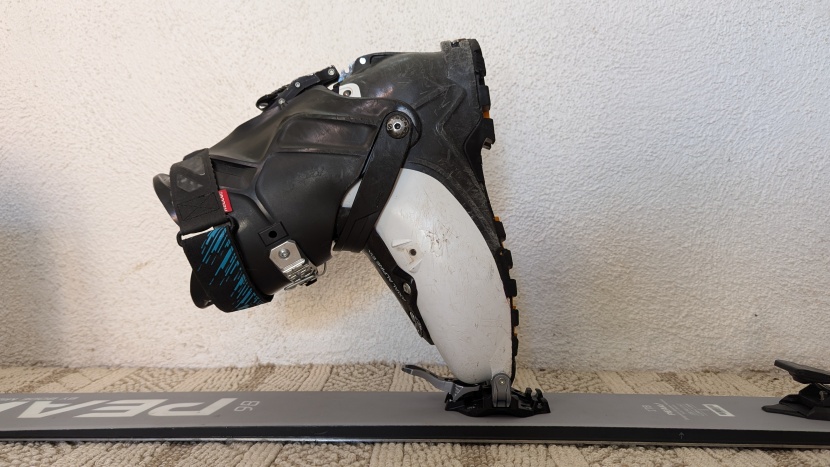 the atk raider 13 evo, on the other hand, pivots past 90 degrees.