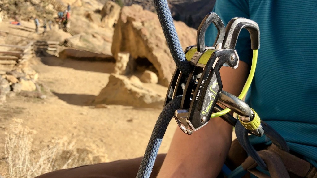 edelrid giga jul - the giga jul, shown here in manual mode, is a versatile belay device...