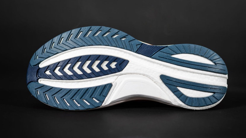 saucony tempus 2 - the tempus&#039; rubber outsole grabs well on various surfaces.