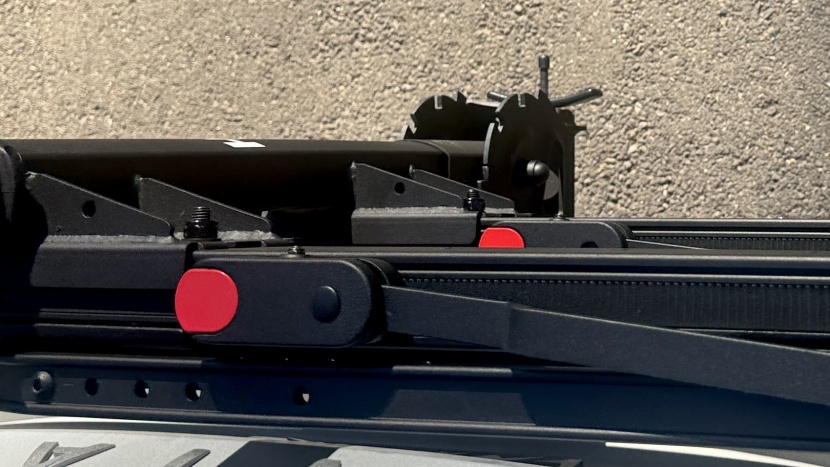 hollywood crosstrack 2 - the red release buttons aren&#039;t pinch-proof, but we found them...