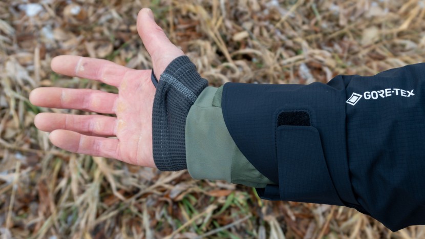 carhartt base force midweight crew - minimal thumb loops help keep the carhartt base force midweight...