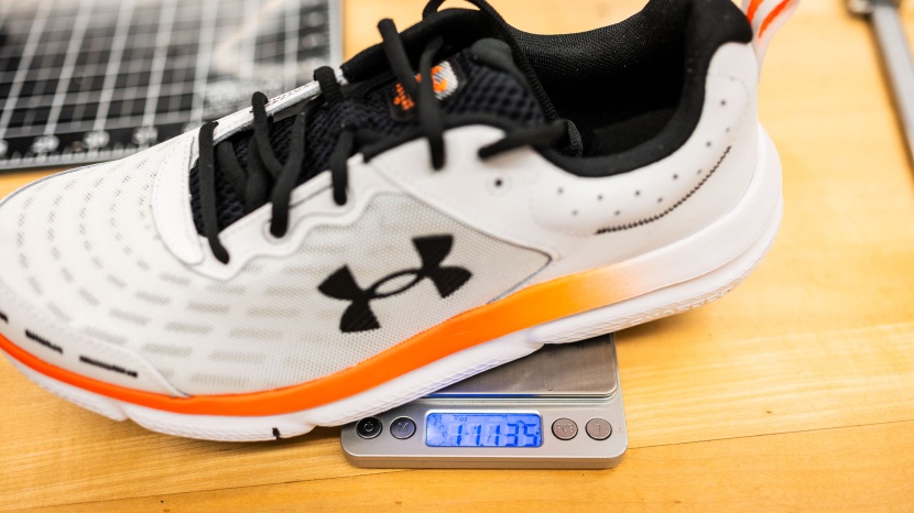under armour charged assert 10 - at 11.13 ounces, the charged assert is about average in weight.