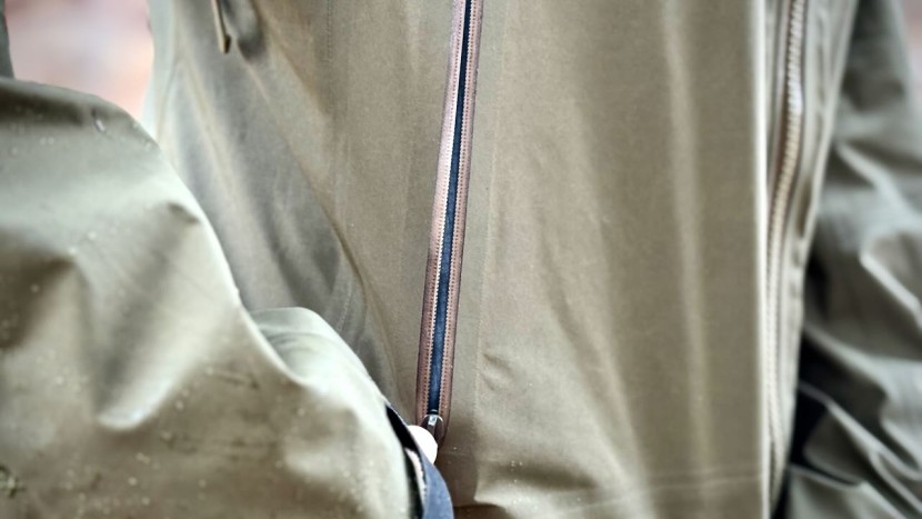 the beta sl design features watertight zippers on the hand pockets.