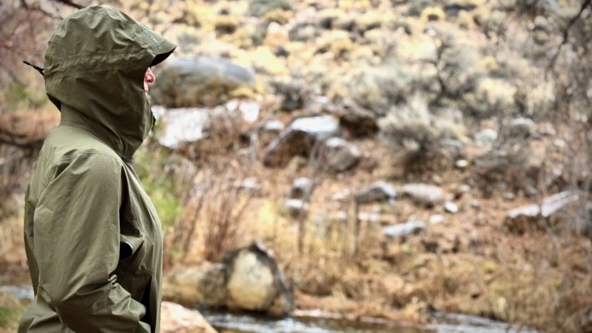 arc&#039;teryx beta sl for women - the helmet compatible hood can also be cinched down for a customized...