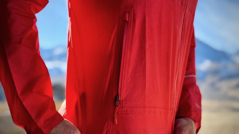 the watertight closures with upper zipper flap on the hand pockets...