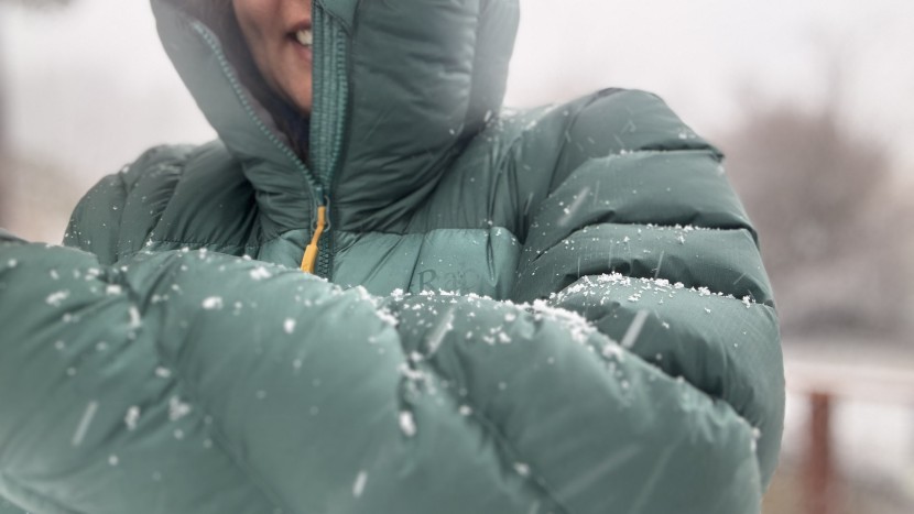 rab neutrino pro for women - the neutrino pro offers excellent wind protection and hydrophobic...