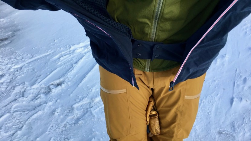 helly hansen alpha lifaloft - the powder skirt keeps out snow and water on deep powder days.