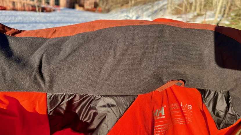 helly hansen alpha 4.0 - a fleece-lined collar adds warmth to the helly hansen alpha 4.0.