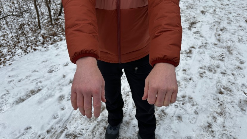 basic elastic cuffs keep the arms in place with activity.