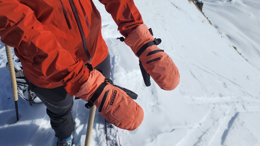 ski gloves womens - the burton gore-tex mittens have a whole handful of features:...