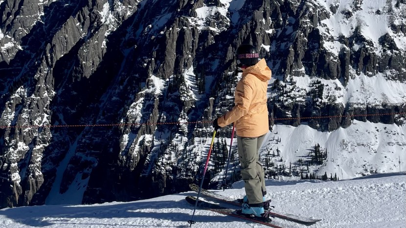 ski jacket womens - the long hem of the powdertown is protective and comfortable.