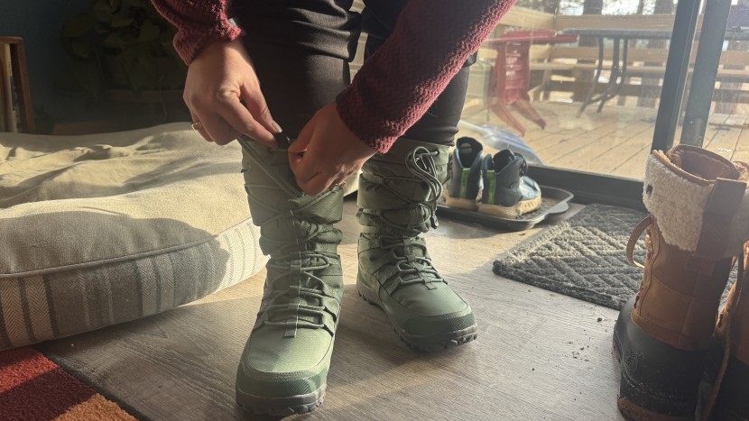 baffin escalate x for women - the bungee laces seal the top of the boot over pants or leggings...