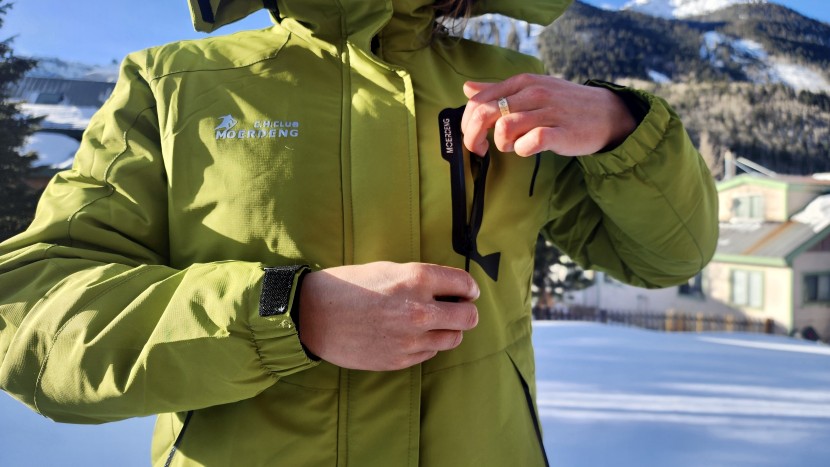 ski jacket womens - the moerdeng hooded jacket comes with decent features for the price.