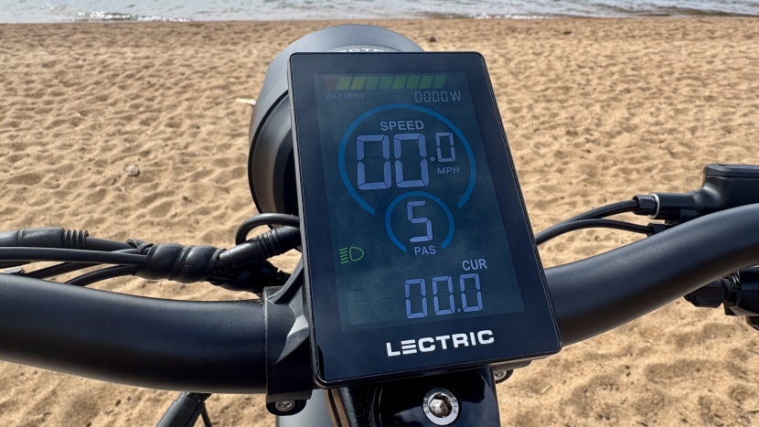 lectric xpeak 2.0 - this display is easy to read and well placed.