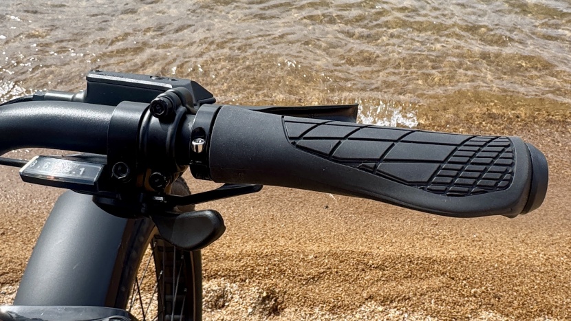 lock-on grips and our favorite underbar 8-speed shifter give the...