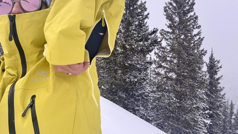 arc&#039;teryx alpha sv jacket for women - large and accessible vents allow you to drop heat quickly.