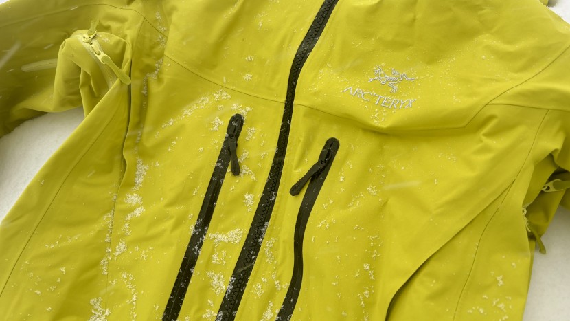 arc&#039;teryx alpha sv jacket for women - snow doesn&#039;t stand a chance against this high denier goretex pro.