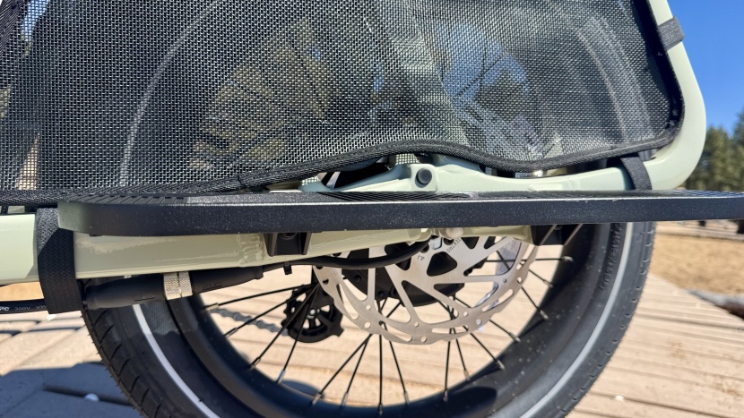 aventon abound lr - a 203mm rear brake gives the abound lr excellent stopping power...