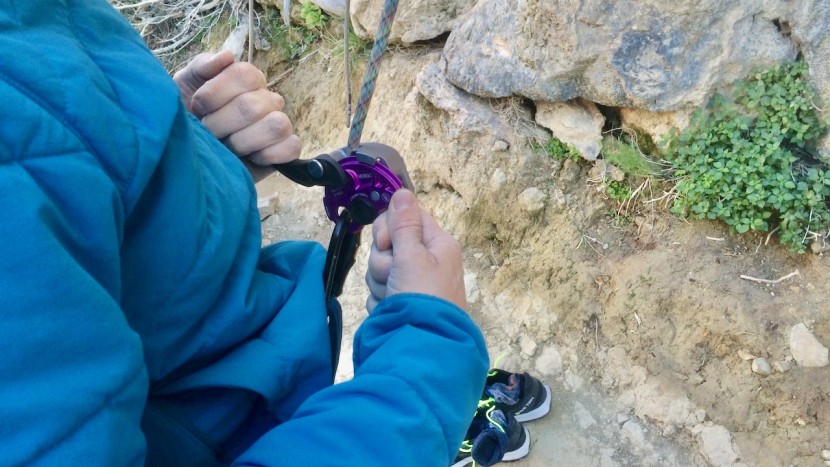 trango vergo - lowering with the vergo is a pretty simple affair: simply bend back...