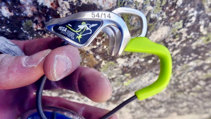 edelrid mega jul - the slots in the tube allow the belay carabiner to pinch the rope...