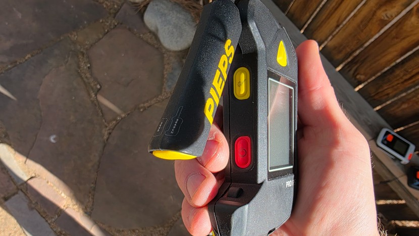 pieps pro ips - the power and function buttons are tucked under the antenna