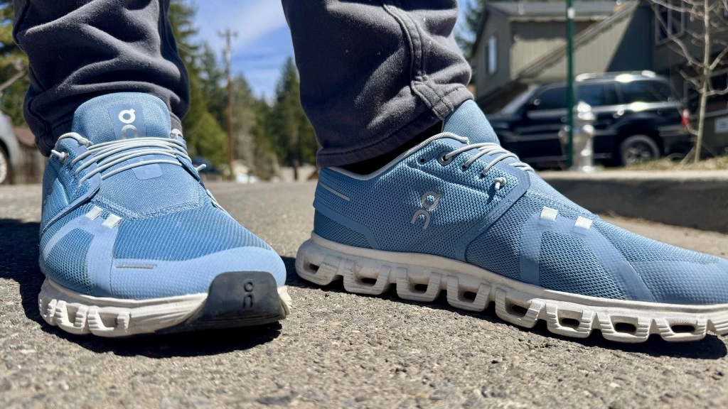 On Cloud 6 comfortable walking shoes with speed laces