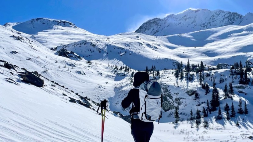 raide sb 30l - the stretchy exterior pocket works well as a helmet carry or a quick...