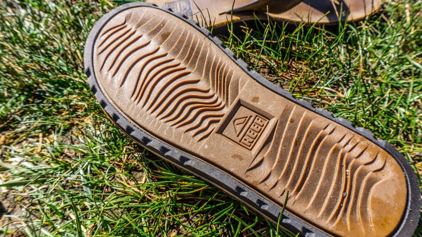flip flops men - the reef voyage le has an effective and interesting tread pattern.