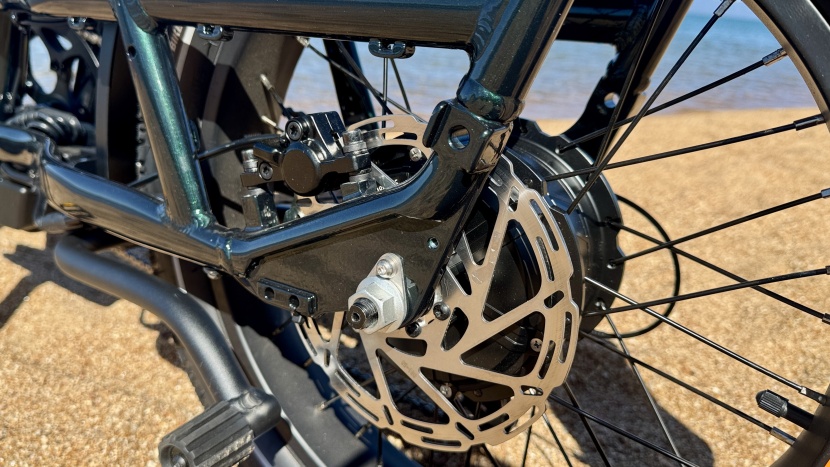 the rear wheel uses a 180mm rotor and has the brake mounted inside...